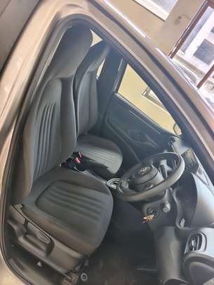 TOYOTA YARIS image 4