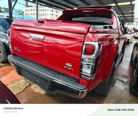 Isuzu D max V cross image 2