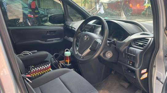 TOYOTA NOAH 2016MODEL 8 SEATER 2WD image 2