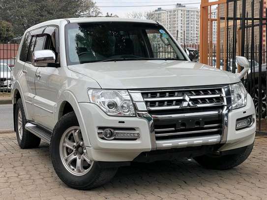 Mitsubishi Pajero white color 2018 model fully loaded image 9