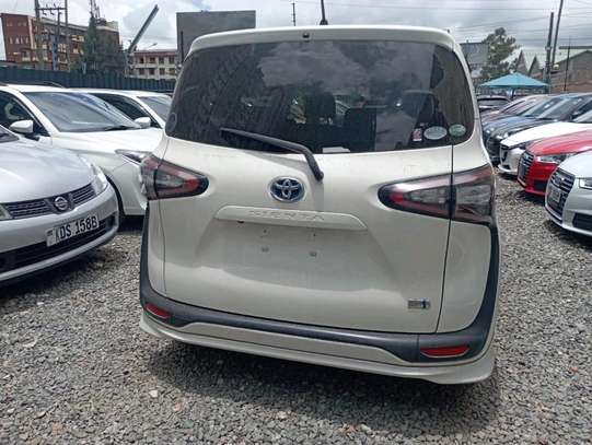 Make Toyota Sienta white color fully loaded 2019 model. image 3