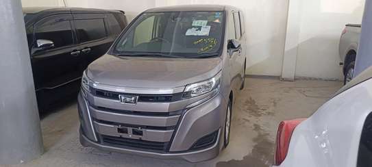 Toyota Noah gold 2018 image 2