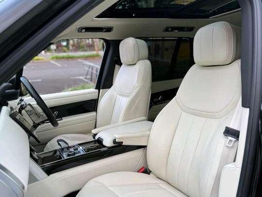2022 Range Rover Vogue D350 first edition image 10