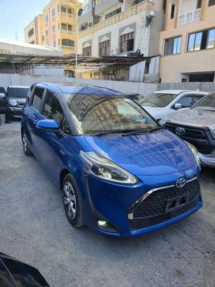 Toyota sienta hybrid image 7