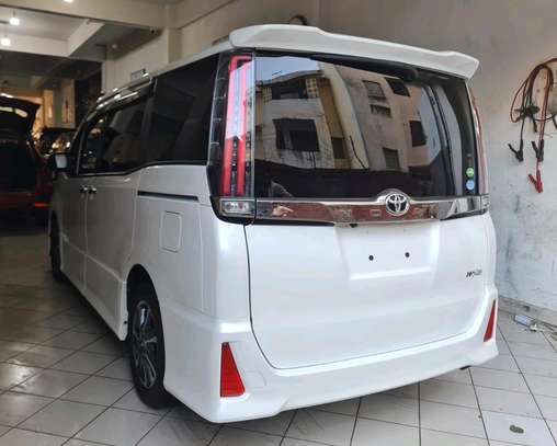 Toyota Noah WXB 2018 4wd optional image 3