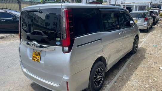 TOYOTA NOAH 2016MODEL 8 SEATER 2WD image 9