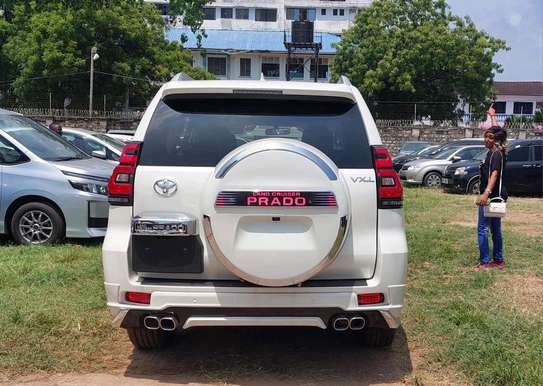 Toyota Land cruiser prado VXL white color 2018 image 9