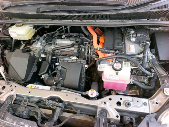 Toyota Noah hybrid grey image 3
