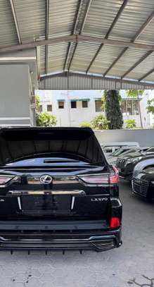 Lexus LX 570 black 2019 image 2