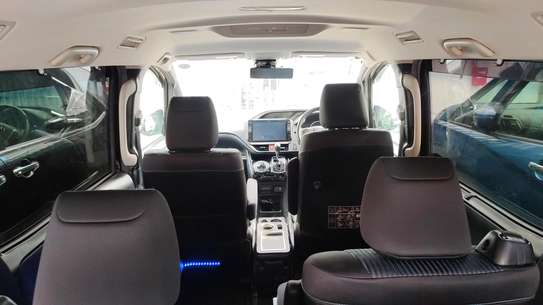 Toyota Voxy Black 2018 Si image 8