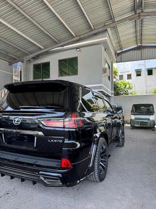 Lexus LX 570 black 2019 image 3