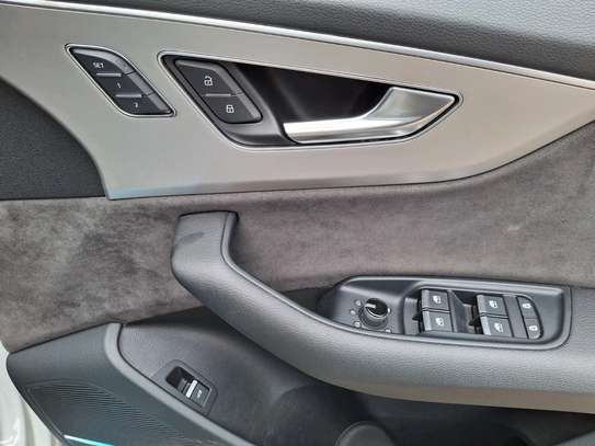 Audi Quattro Q8 2019 Sunroof image 6