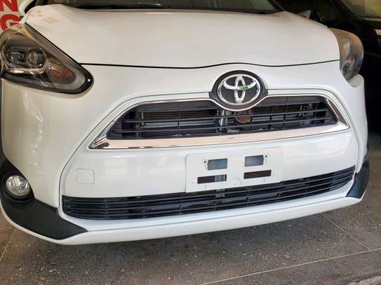 Toyota sienta image 5