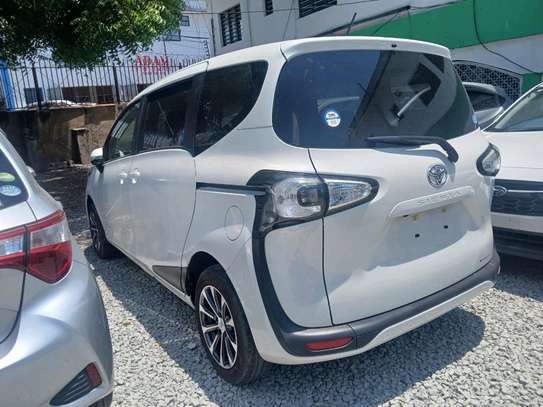 Toyota Sienta non hybrid image 2