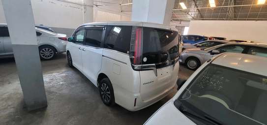 Esquire 7seater image 9
