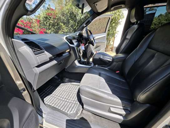 Local unit isuzu Dmax cab image 7