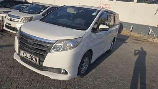 Toyota Noah image 2
