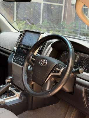 Toyota land Cruiser Sahara SUV 2018 4x4 image 5