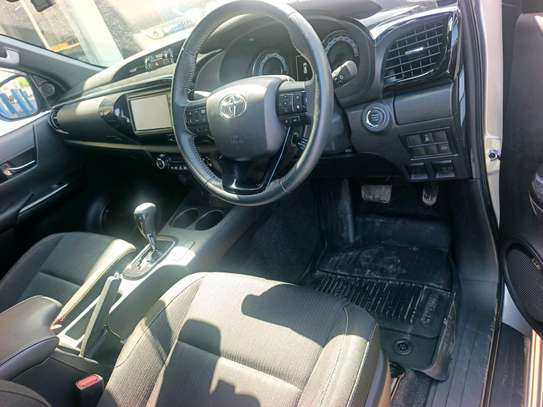 Toyota hilux double cabin image 2