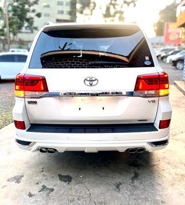 Toyota Land cruiser 4.6 V8 ZX 2017 model white fully loaded image 6