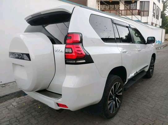 Toyota landcruiser vxl image 2