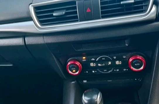 Mazda axela hatchback petrol ⛽️ image 5