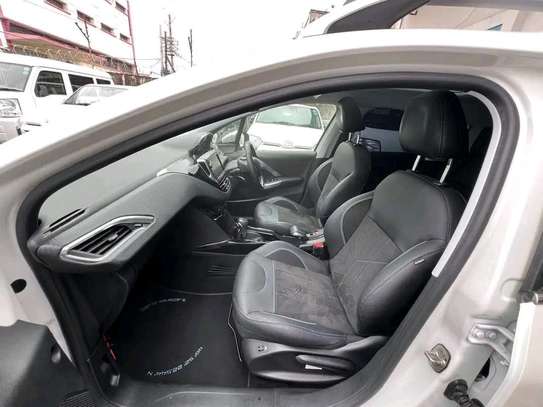 Peugeot 2008 moonroof image 5