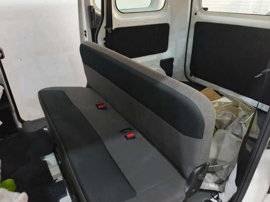 Nissan nv200  manual image 2