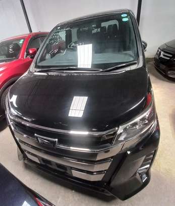 Toyota noah image 2