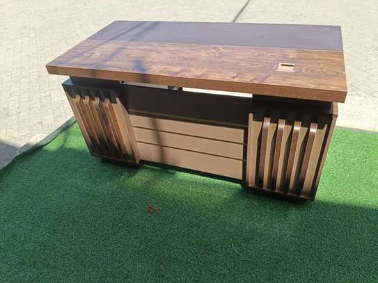 Executive Desks : 1.4 Meters Modern Executive Office Desk image 2