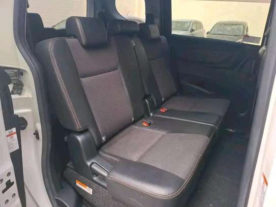 Toyota sienta pearl white image 9
