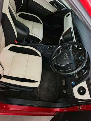 Toyota Auris hybrid image 2