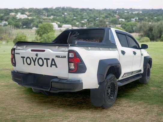 Toyota hilux double cub image 5