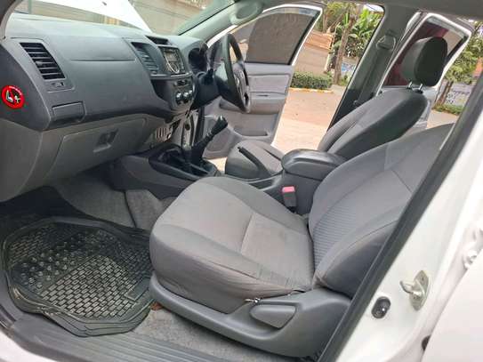 TOYOTA HILUX DOUBLE CAB MANUAL 2011 MODEL image 9