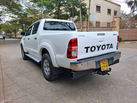 TOYOTA HILUX DOUBLE CAB MANUAL 2011 MODEL image 6