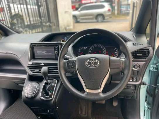 Toyota Noah green image 4