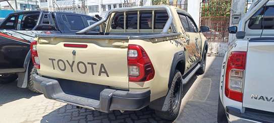 Toyota Hilux Double cabin Manual Diesel 2017 4x4 image 12