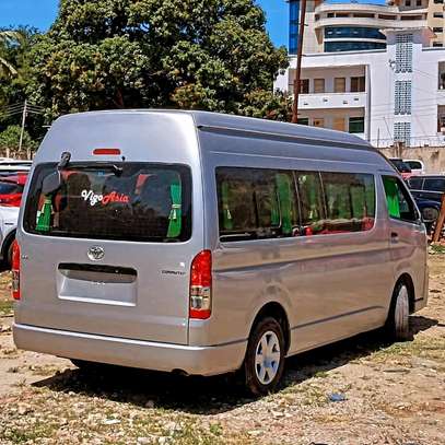 Toyota Hiace 9l diesel Manual silver 2018 image 2