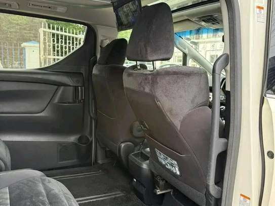 Toyota Alphard image 4