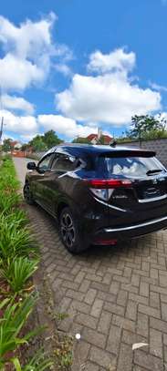 Honda vazel hybrid 1500cc fully loaded black color 2018. image 2