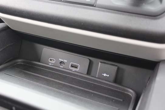 Landrover Defender 110 4WD Sunroof 2020 45,000 Kms image 7