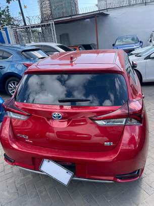 Toyota auris hybrid image 6