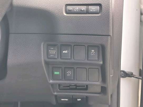 Nissan X-Trail sunroof image 8