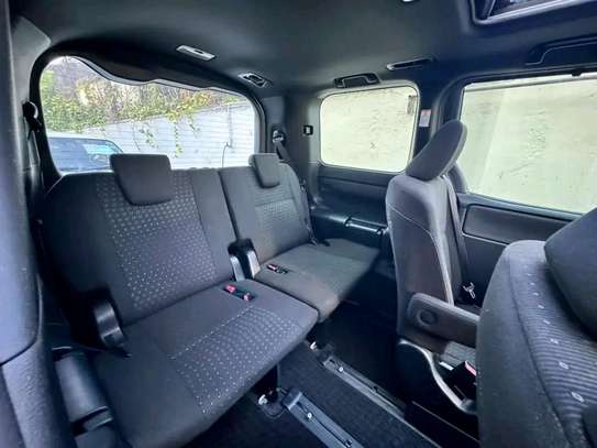 Toyota Noah sunroof image 3