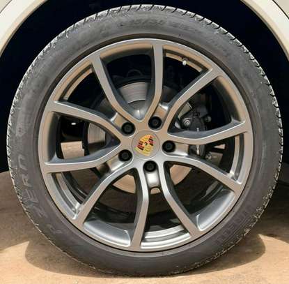 2020 Porsche Cayenne coupe image 9