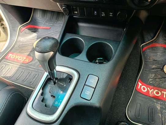 TOYOTA HILUX DOUBLE CAB AUTOMATIC REVO 2016 MODEL image 7