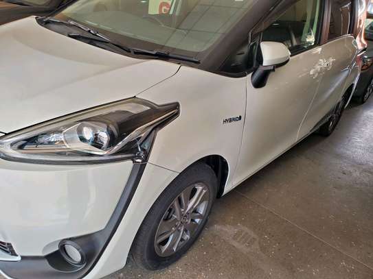 Toyota sienta image 6