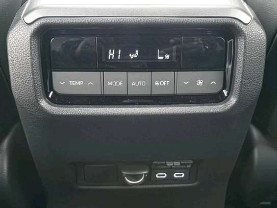 2024 Toyota LandCruiser Prado VX image 9