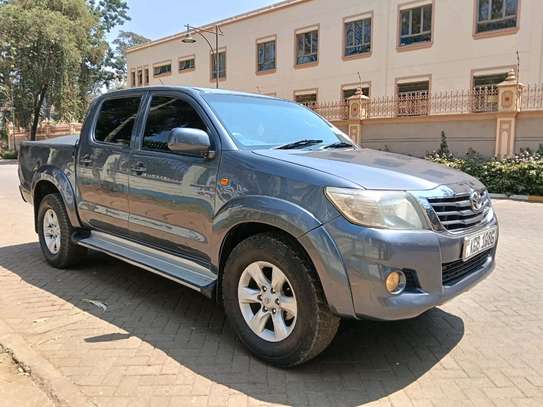 TOYOTA HILUX DOUBLE CAB MANUAL LOCALLY ASSEMBLED 2014 MODEL. image 2