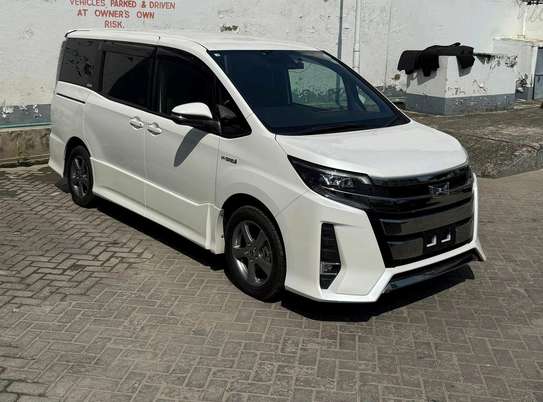 White Minivan with Modern Grille & Roomy Interior  2019 image 7